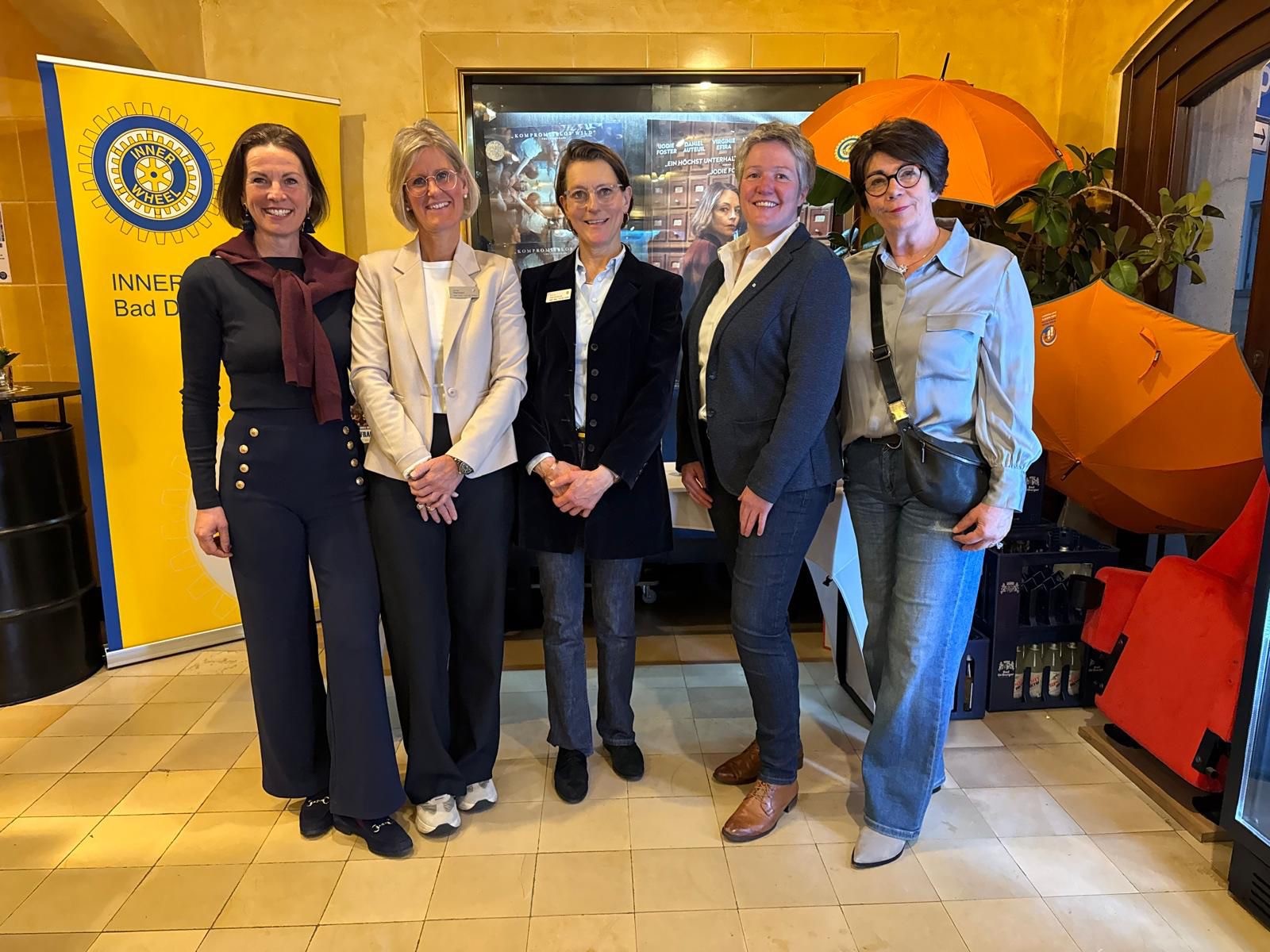 Ehrenamtliche des Inner Wheel Clubs und des WEISSEN RINGS