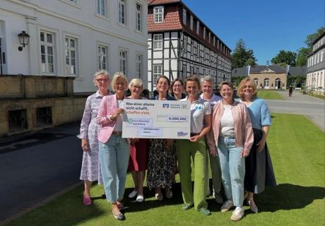 Frauen beider Vereine bei der Spendenübergabe
